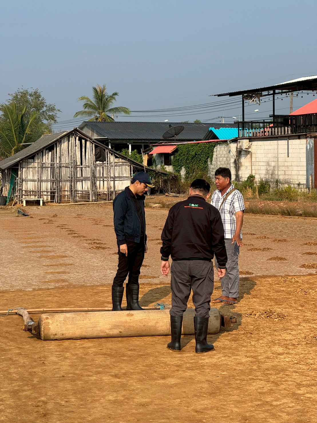 title - ส.ป.ก. จันทบุรี ร่วมลงพื้นที่ติดตาม นายกฤษ อุตตมะเวทิน รองปลัดกระทรวงเกษตรและสหกรณ์ และคณะ ในการติดตามคาดการณ์สถานการณ์เกลือทะเล และประชุมคณะกรรมการพัฒนาเกลือทะเลไทย และคณะทำงานภายใต้คณะกรรมการพัฒนาเกลือทะเลไทย 